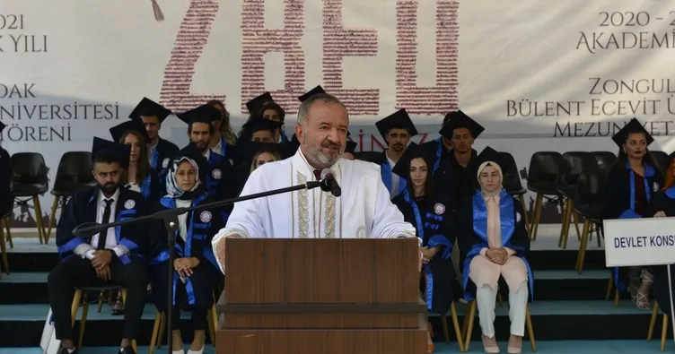 BEÜ’de yemin ve kep atma töreni yapıldı