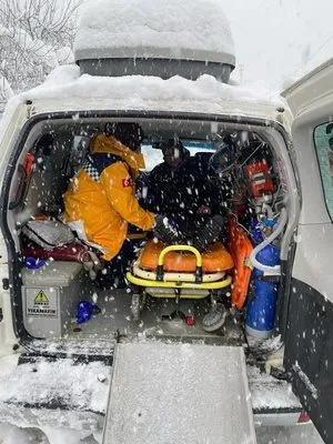 Sinop’ta yaşlı kadın kar paletli ambulansla hastaneye yetiştirildi