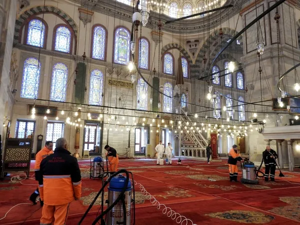 fatih-camii-gul-suyu-ile-temizlenip-dezenfekte-edilerek-ramazana-hazirlandi-1771362320395.jpg