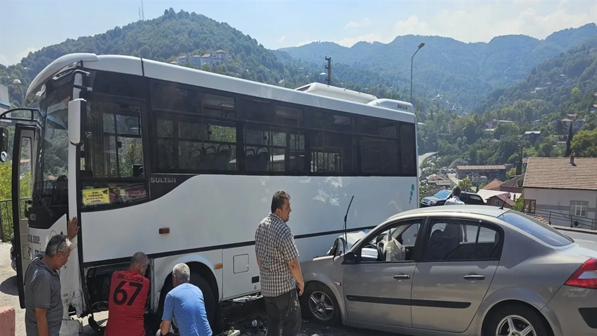 Zonguldak'ta halk otobüsü ile otomobil çarpıştı: 7 yaralı