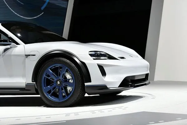 Porsche'un Mission E Cross Turismo modeli Tesla Model X'e rakip olacak
