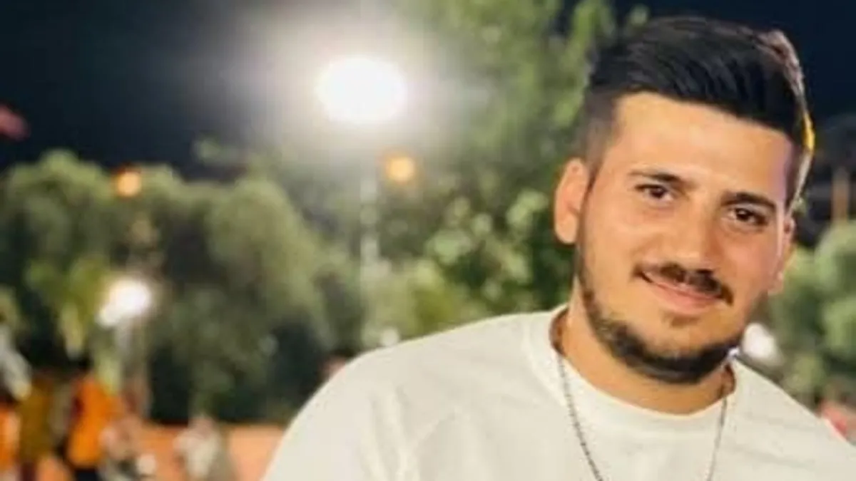 Reklam panolarına çarpan genç sürücüsü hayatını kaybetti Reklam panolarına çarpan genç sürücüsü hayatını kaybetti