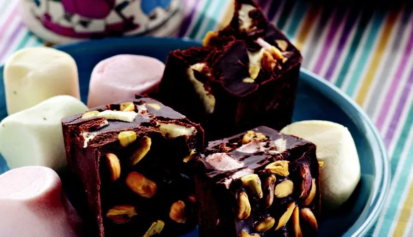 Marshmallow'lu Çikolata Tarifi Tarifi Çikolatalı ve Meyveli Tatlılar