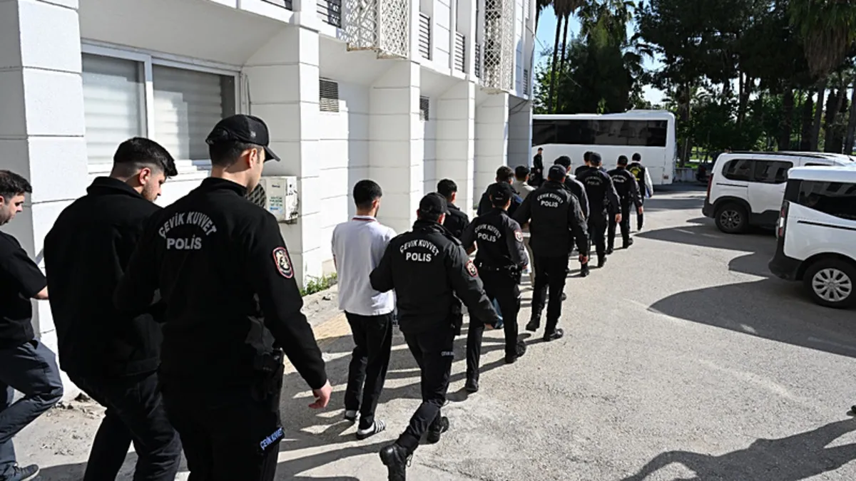 Mersin’de dolandırıcılık çetesine operasyon: 100 milyon liralık işlem hacmi belirlendi! 7 kişi tutuklandı Mersin’de dolandırıcılık çetesine operasyon: 100 milyon liralık işlem hacmi belirlendi! 7 kişi tutuklandı