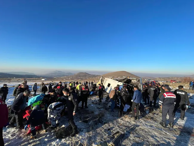 son-dakika-haberi-kayseride-ogrencileri-tasiyan-otobus-kaza-yapti-olu-ve-yaralilar-var-1641391011351.jpg