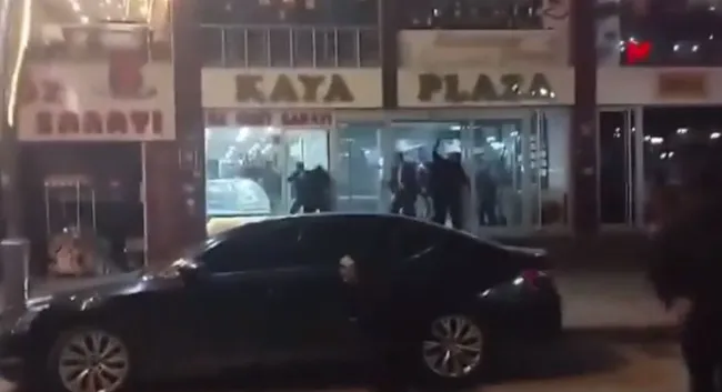 van-ve-hakaride-provokasyon-sokaga-cikip-is-yerlerine-zarar-verdiler-1712094534279.jpg Van ve Hakkari'de provokasyon! Sokağa çıkıp iş yerlerine zarar verdiler: 89 şüpheli gözaltında