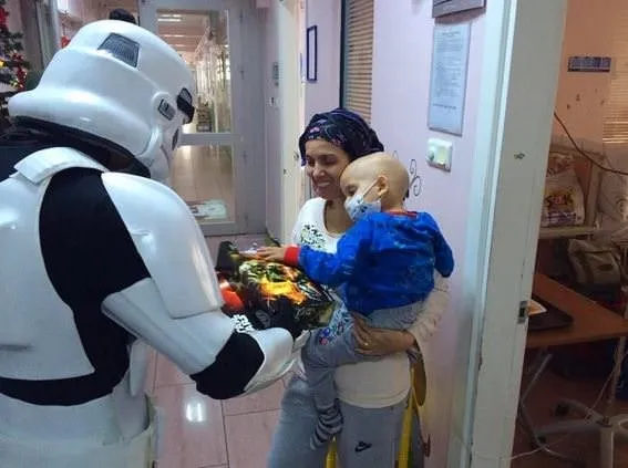 Darth Vader çocuklara hediye dağıttı