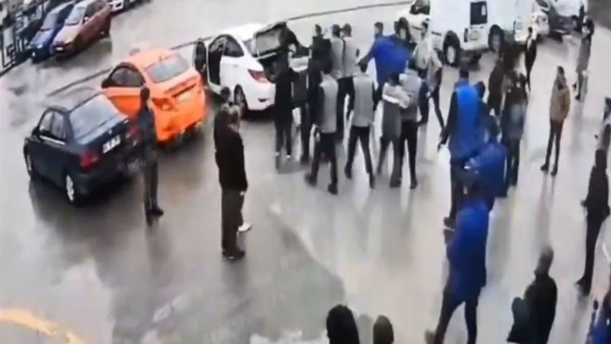 Mahkeme salonunda hakim karşısında duran sanıklar ve avukatlar
