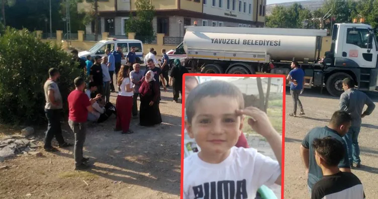 Küçük çocuk su tankerinin altında kaldı: Olay yerinde bulunan terlikleri yürek yaktı!