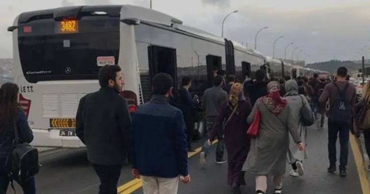 Üsküdar’da metrobüs arızası nedeniyle yolcular zor anlar yaşadı