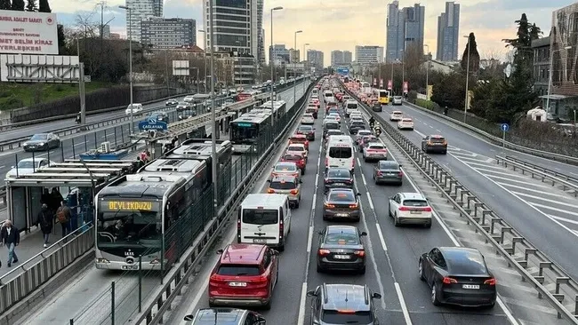 istanbulda-trafik-yogunlugu-yuzde-83e-cikti-1792510927740.jpeg