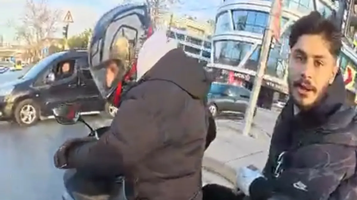 Kağıthane’de trafik magandaları kamerada: Motosiklet sürücüsüne takip ve darp! ‘Erkeksen karakola gel’ Kağıthane’de trafik magandaları kamerada: Motosiklet sürücüsüne takip ve darp! ‘Erkeksen karakola gel’