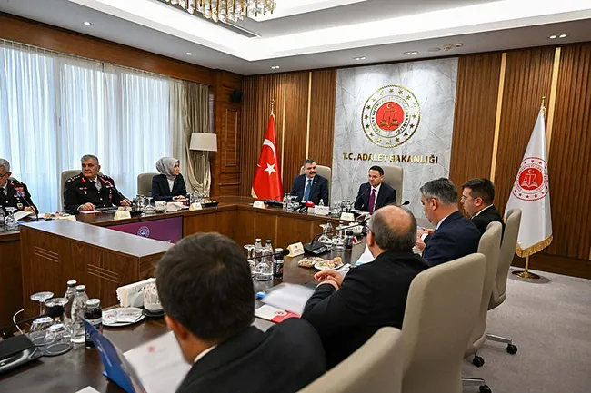 dolandiricilikla-mucadele-merkezi-kuruluyor-bakan-ciftci-sucla-mucadelede-yeni-bir-donemin-kapisini-araliyoruz-1793205137802.jpeg Dolandırıcılıkla Mücadele Merkezi kuruluyor! Bakan Çiftçi: Suçla mücadelede yeni bir dönemin kapısını aralıyoruz