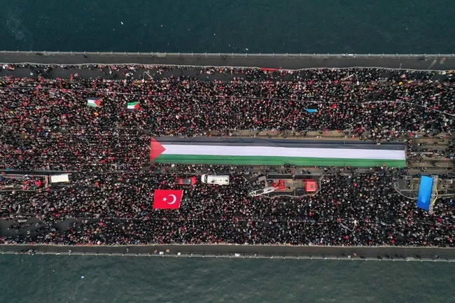 on-binler-1-ocakta-gazze-icin-galata-koprusunde-bulusacak-sinmiyoruz-susmuyoruz-filistini-unutmuyoruz-1766758004256.jpg Galata Köprüsü'nde Gazze için büyük yürüyüş: Sinmiyoruz, susmuyoruz Filistin’i unutmuyoruz!