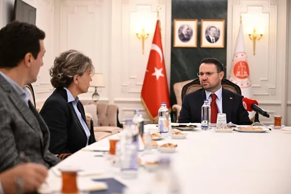 bakan-gurlek-behcet-oktayin-ailesiyle-gorustu-1786010872040.jpg