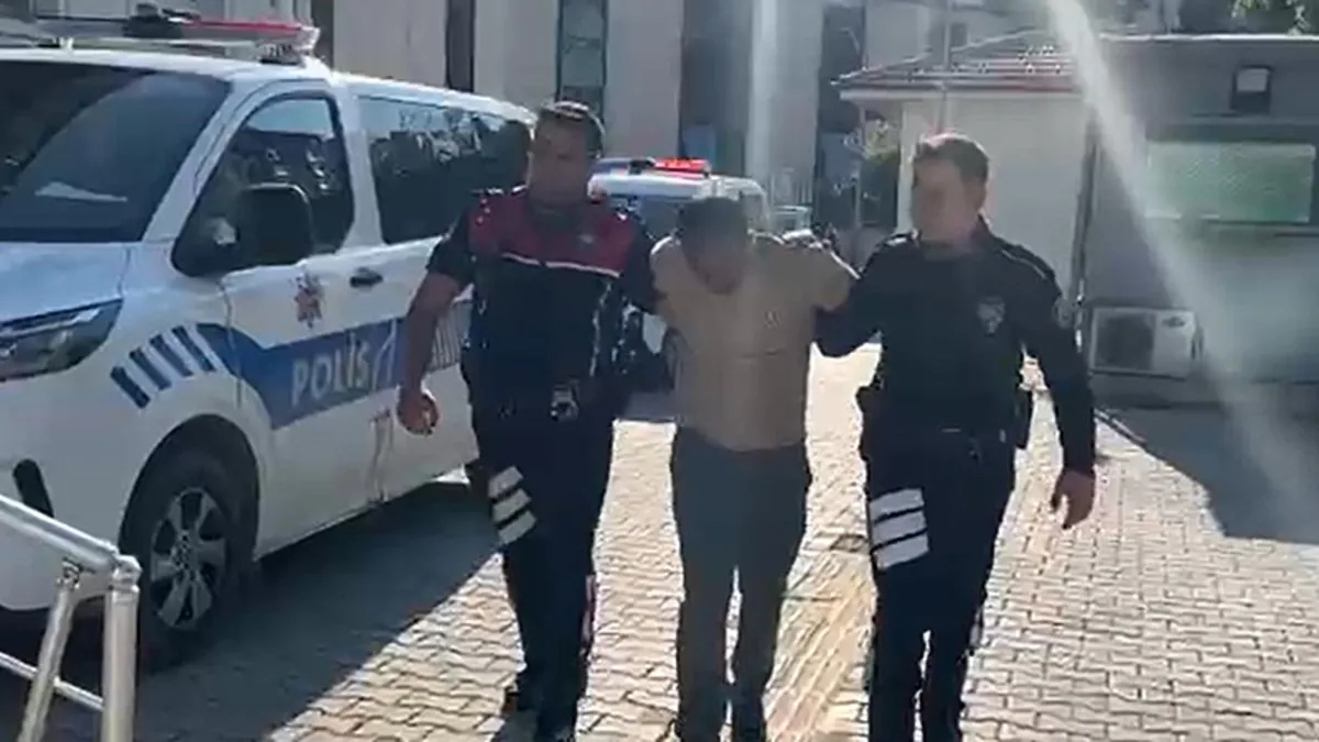 Kütahya'da polis tarafından sahte kimlikle yakalanan Interpol tarafından aranan Afganistan uyruklu şahıs.