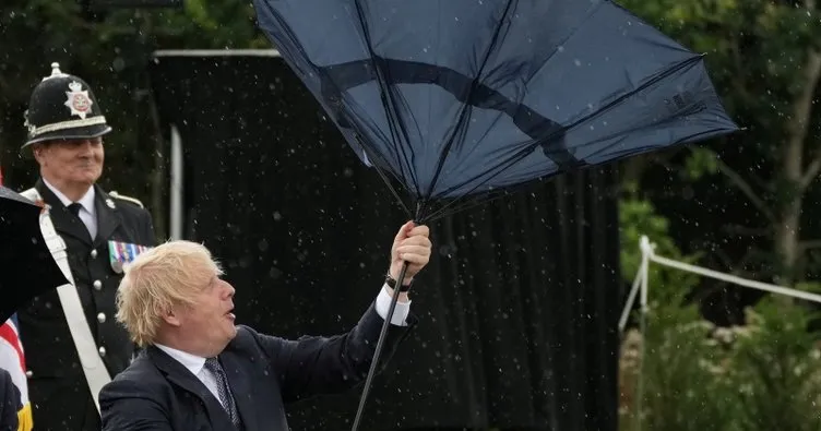 İngiltere Başbakanı Boris Johnson yine güldürdü! Şemsiyeyle zor anları kamerada