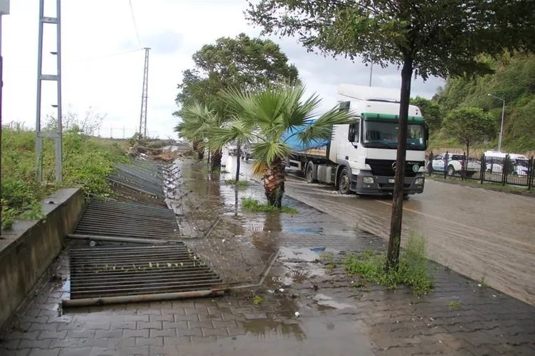 Dalgalar Karadeniz sahil yolunu trafiğe kapattı