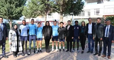 Sarıeroğlu, kadın futbolcuları ziyaret etti, başarı diledi