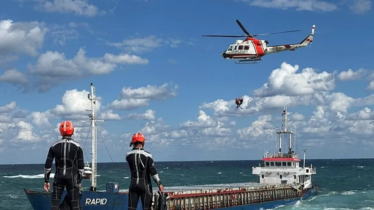 Bakan Yerlikaya'dan karaya oturan gemideki mürettebatı kurtaran helikopter pilotu üsteğmene tebrik