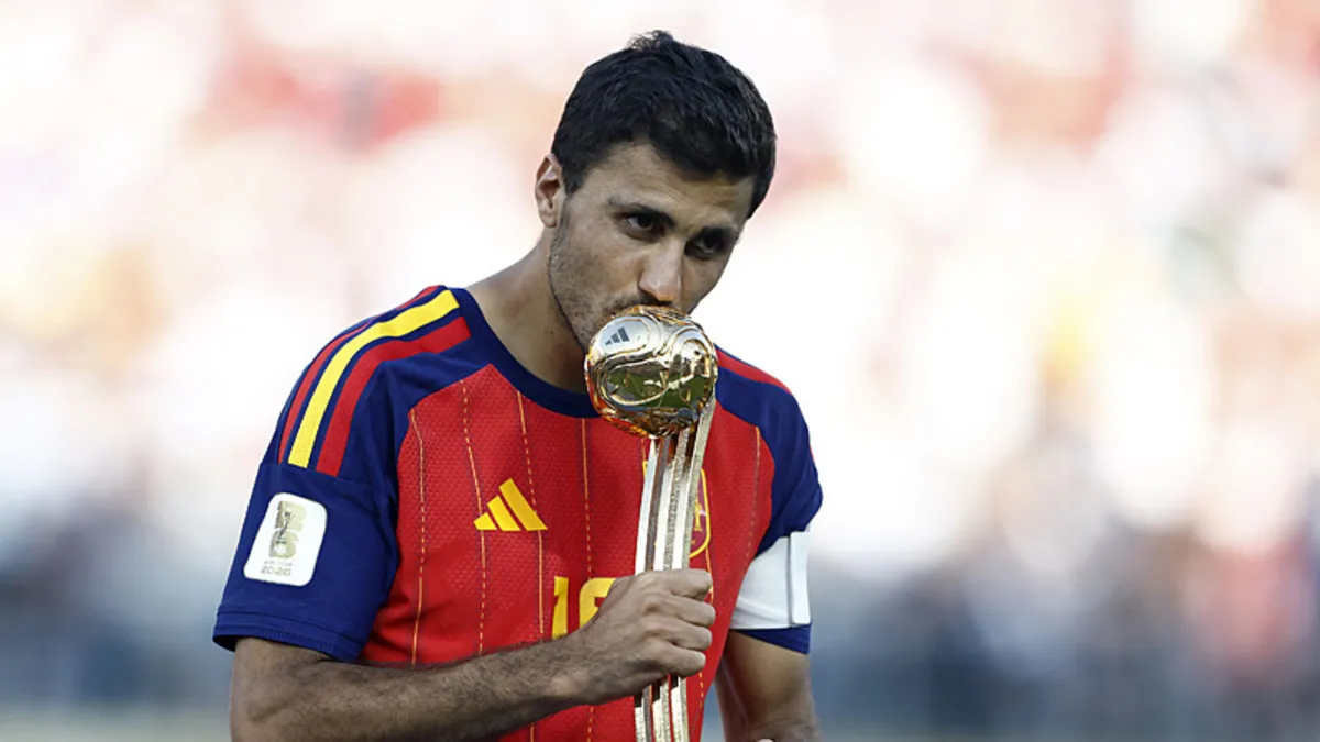 İspanyol futbolcu Rodri, Dünya Kupası kupasıyla birlikte seviniyor.