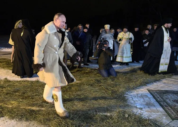 Vladimir Putin buz gibi suya böyle girdi!.