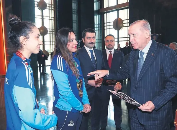 cumhurbaskani-erdogan-sampiyon-tekvandoculari-kulliyede-kabul-etti-1767735614274.jpeg