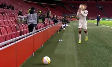 Ajax-Roma maçında skandal hareket! Top toplayıcı futbolcunun suratına top fırlattı...