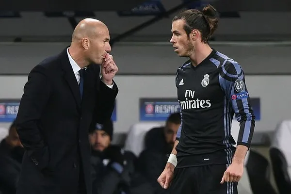 Real Madrid'de Zinedine Zidane 8 oyuncunun biletini kesti