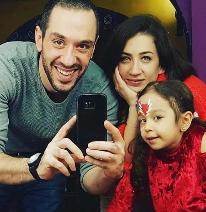 Kerem Alışık oğlu Sadri Alışık ile aynı dizideymiş...Ünlü oyuncu Kerem Alışık'ın oğlu Sadri Alışık dedesinin kopyası!