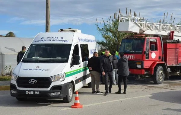 antalyada-kahreden-olay-babasinin-otomobiliyle-yaptigi-kazada-oldu-1702213420018.jpg