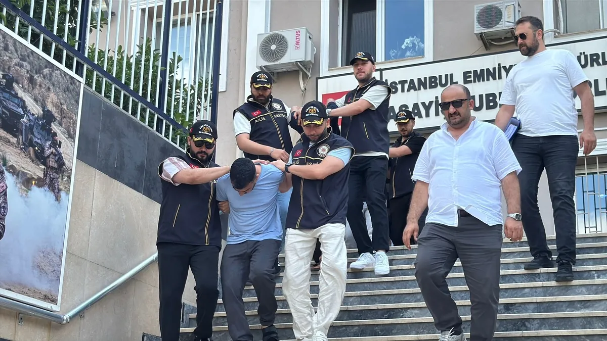 SON DAKİKA… Dolandırıcılara bin 758 adet cumhuriyet altınını kaptırmıştı! O dolandırıcılar adliyeye sevk edildi SON DAKİKA… Dolandırıcılara bin 758 adet cumhuriyet altınını kaptırmıştı! O dolandırıcılar adliyeye sevk edildi