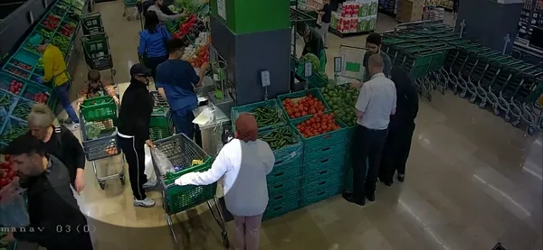 musteri-gibi-gezdigi-marketten-cantayi-boyle-caldi-2-hirsiz-kiskivrak-yakalandi-1780901816964.jpg