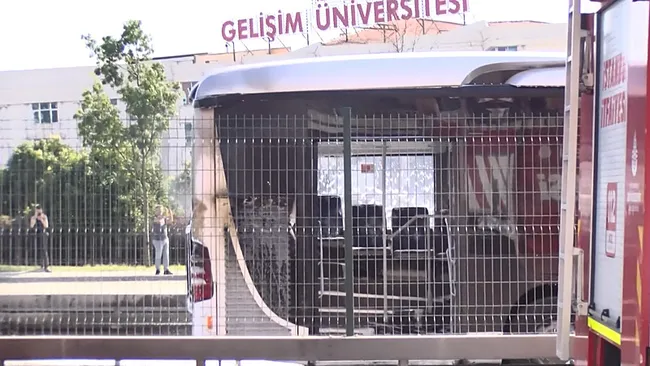 esenyurtta-metrobus-yangini-ekipler-seferber-oldu-1719244635129.jpeg