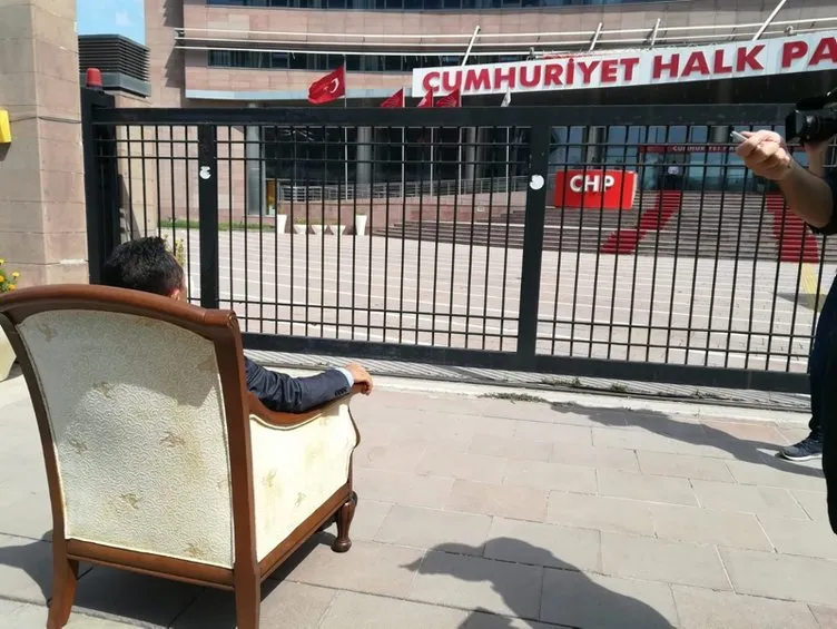 Son dakika: CHP Genel Merkezi önünde koltuklu eylem