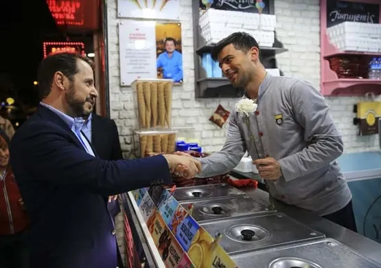 Enerji ve Tabii Kaynaklar Bakan'ı Berat Albayrak vatandaşlarla bir araya geldi - 3