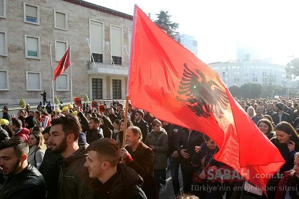 Binlercesi toplandı! Diz çöküp beklediler...