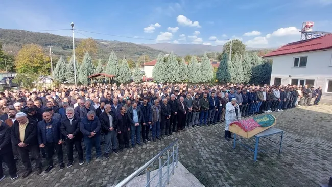 son-dakika-butun-il-ona-agladi-sakaryadaki-patpat-faciasinda-hayatini-kaybeden-2-yasindaki-esleme-gozyaslari-i-1762605576606.jpg SON DAKİKA... Bütün il ona ağladı! Sakarya'daki patpat faciasında hayatını kaybeden 2 yaşındaki Eslem'e gözyaşları ile veda!