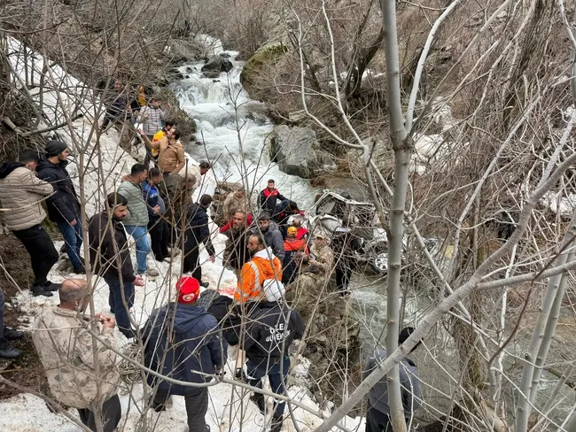 son-dakika-bitliste-can-pazari-hafif-ticari-arac-dereye-uctu-3-olu-1i-bebek-5-yarali-1771326872479.jpg (2048×1536)