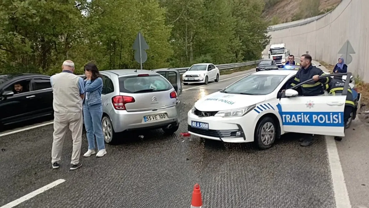 Kazaya müdahale eden polis aracına otomobil çarptı: 2'si polis 8 yaralı