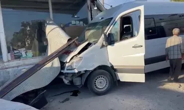 Şanlıurfa'da korkutan kaza: Servis dükkana daldı! 10 yaralı #sanliurfa