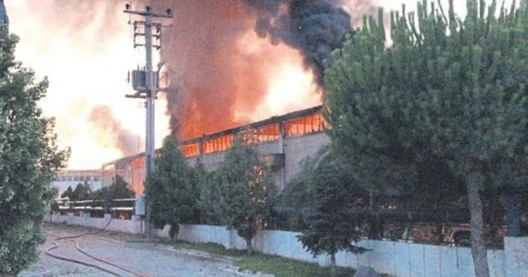 Fabrika yangını havayı kararttı