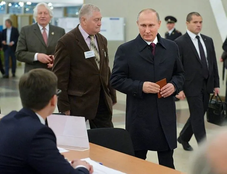 Rusya seçimlerinde Putin’in yüzü gülüyor