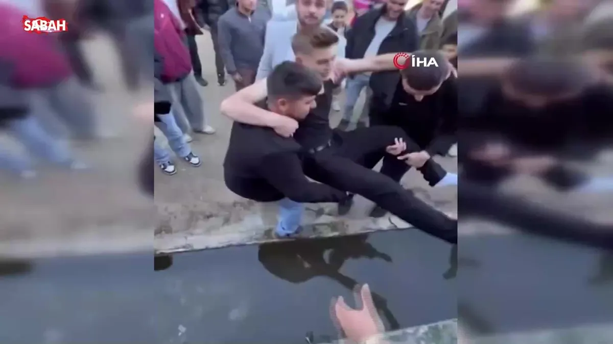Bayram namazına gelmeyenleri buz gibi suya attılar videosunu izle Bayram namazına gelmeyenleri buz gibi suya attılar videosunu izle
