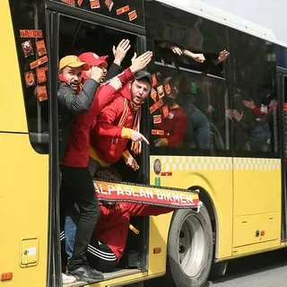 Son dakika! Galatasaray taraftarı Kadıköy'e böyle geldi