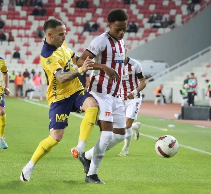 mke-ankaragucu-galibiyet-orucunu-bozdu-sivasspor-evinde-maglup-1695065642285.jpg