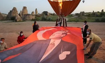 Türk bayrağı ve Atatürk posteriyle Kapadokya’da yerli balon uçtu