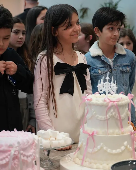 Hira büyüdü, annesiyle tarz yarışına girdi! Demet Akalın ve kızının AVM turu bakın nasıl olay oldu...