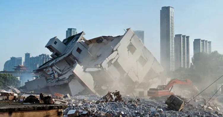 Mısır’da bina yerle bir oldu: Enkaz altında kalanlar var