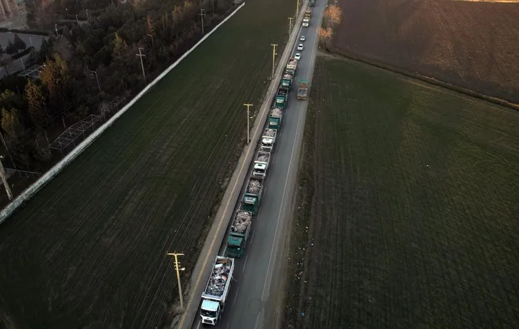 Kahramanmaraş’ta yıkılan evlerin enkazını taşıyan kamyonlar uzun kuyruklar oluşturdu...